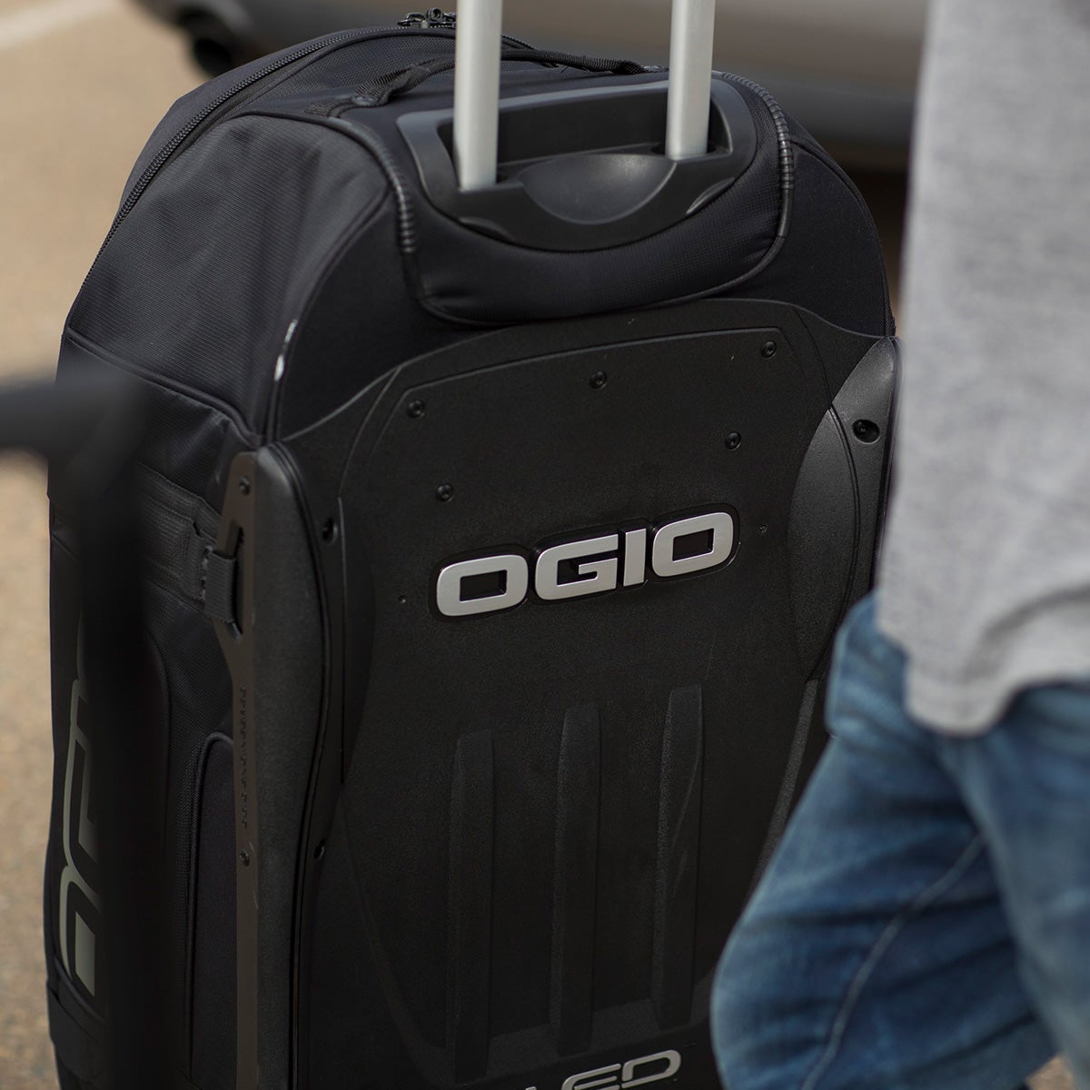 ogio-bags-travel-2017-rig-9800-lifestyle-3