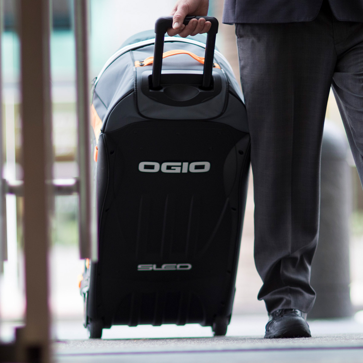 ogio-bags-travel-2017-rig-9800-lifestyle-4