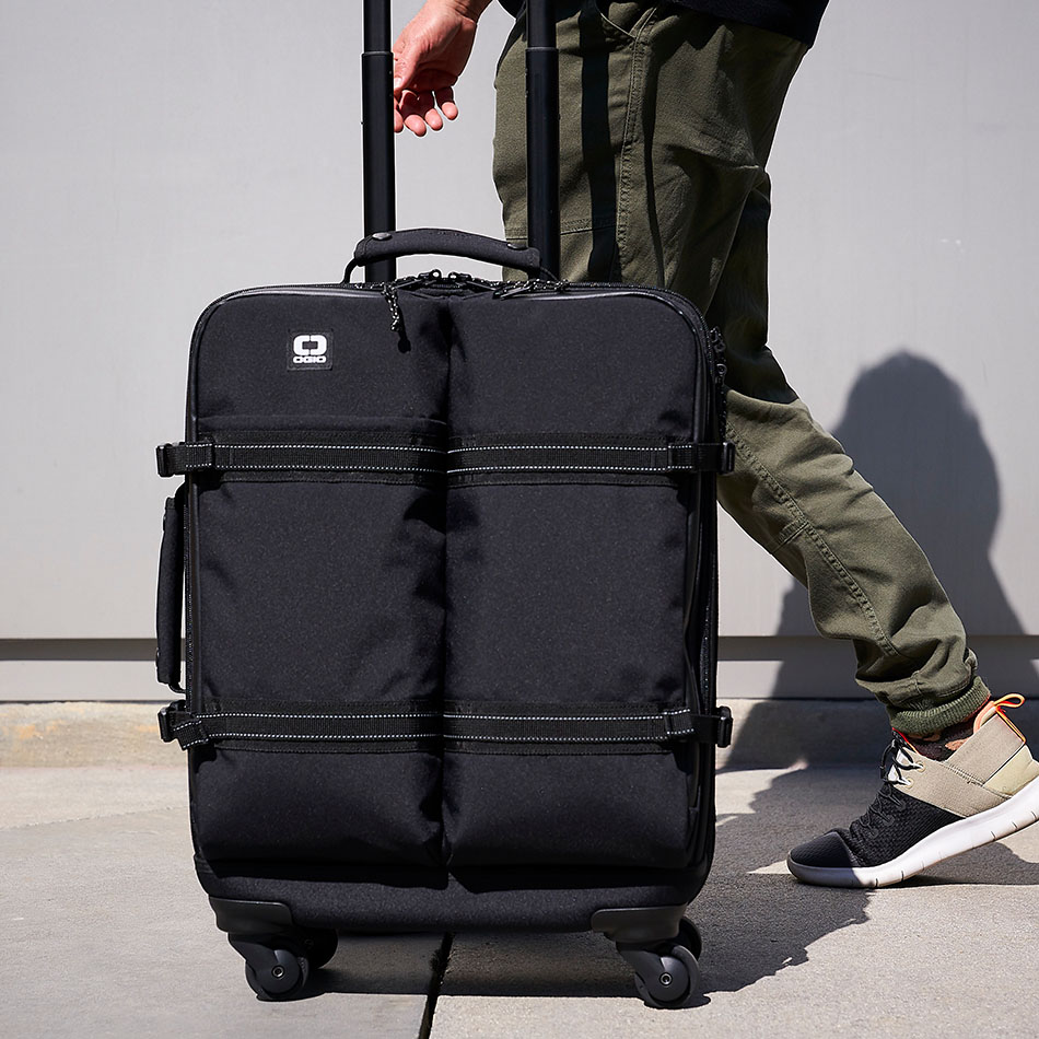 ogio-bags-travel-2019-alpha-core-convoy-520s-lifestyle-2